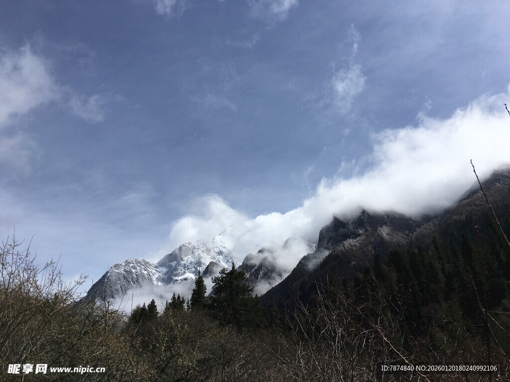 雪山云海间的壮丽景致