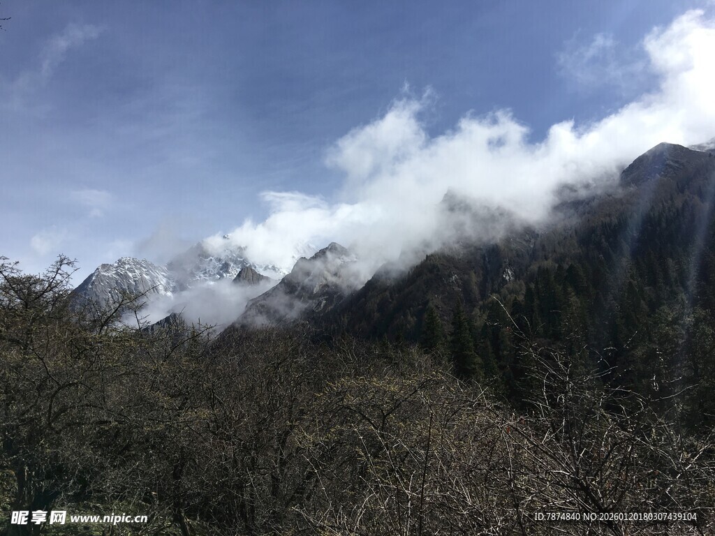 云雾缭绕的壮美山峦