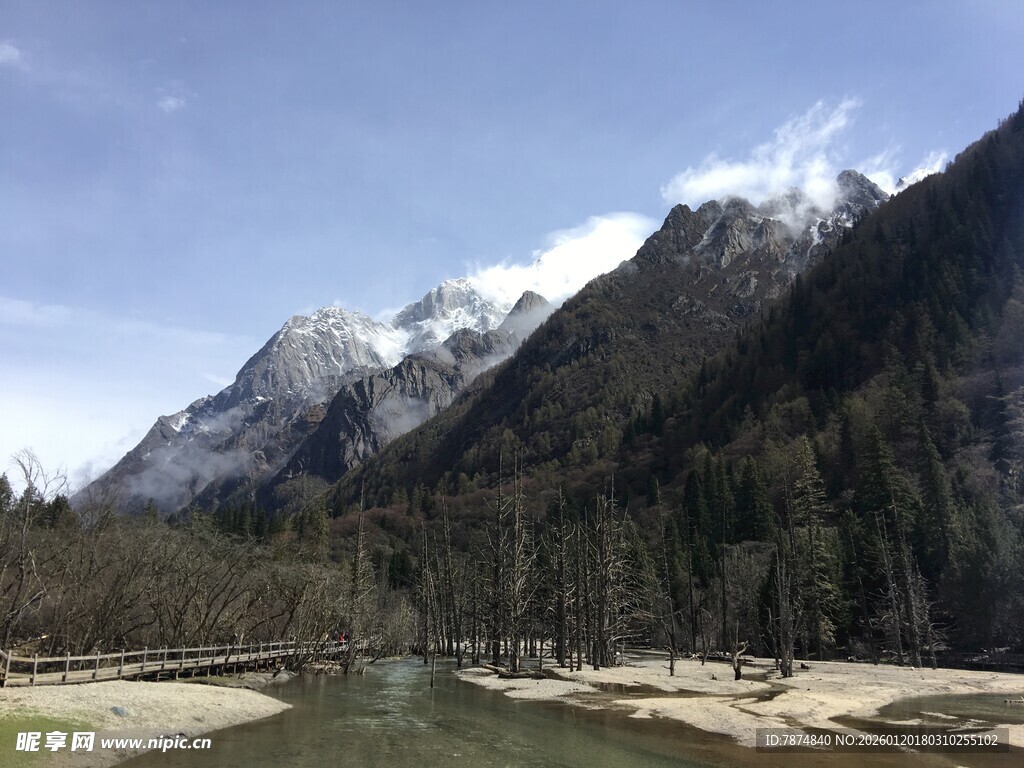 山间河谷壮丽自然景观
