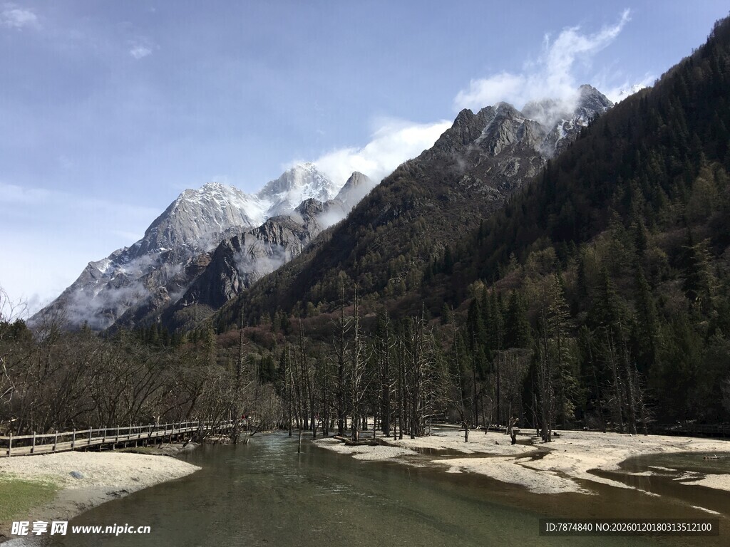 雪山下的宁静河谷