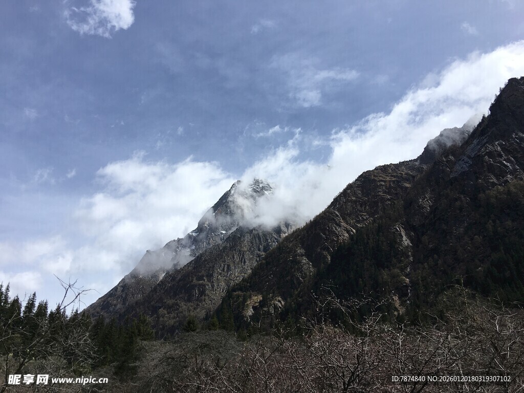 巍峨山峰云雾缭绕