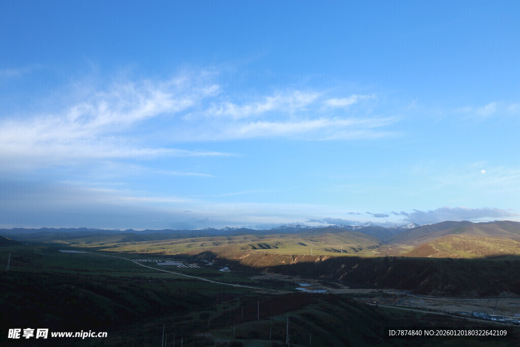 广阔蓝天与大地风景