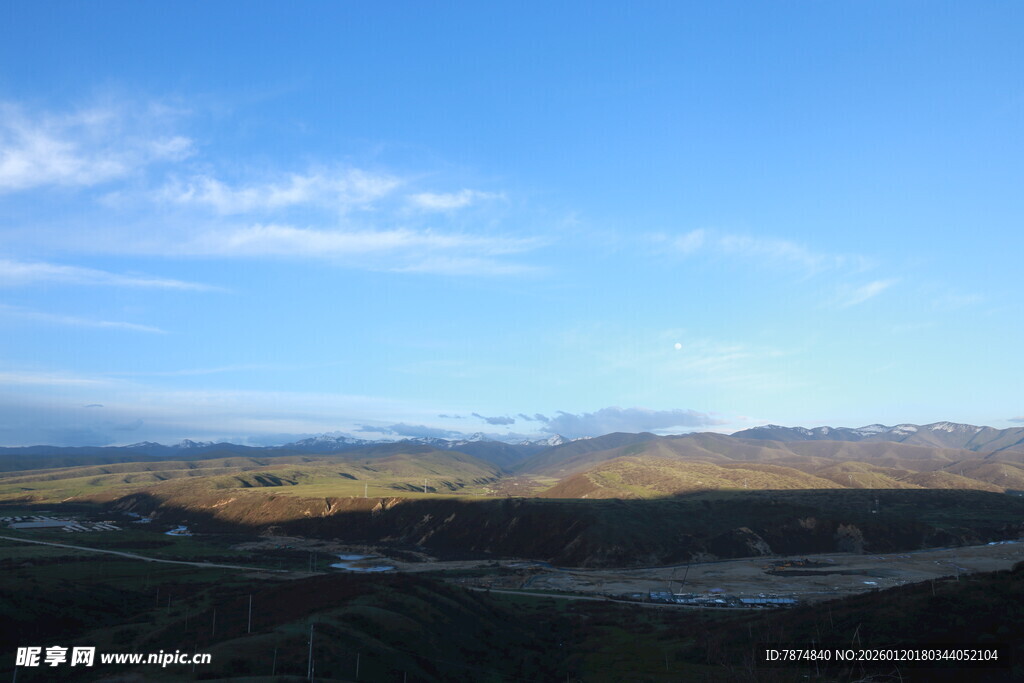 广阔蓝天与远处山峦美景