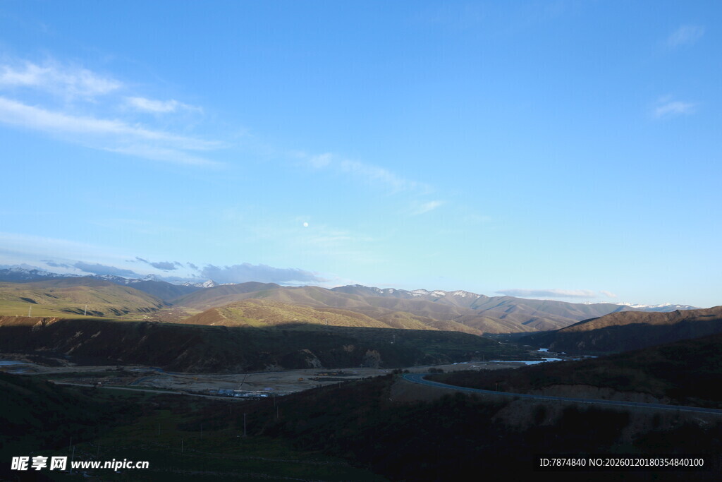 蓝天之下的山川美景