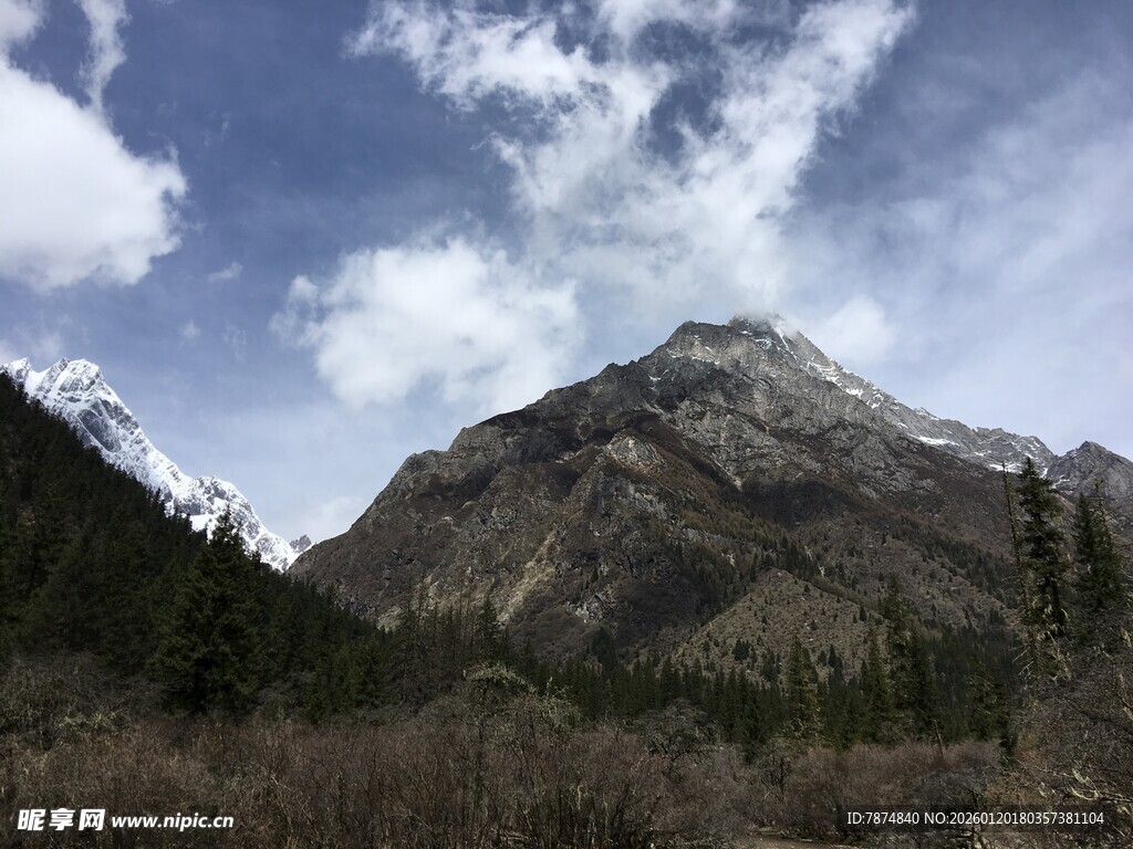 巍峨山峦与蓝天白云