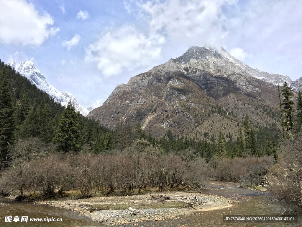 山间河谷壮丽自然景观