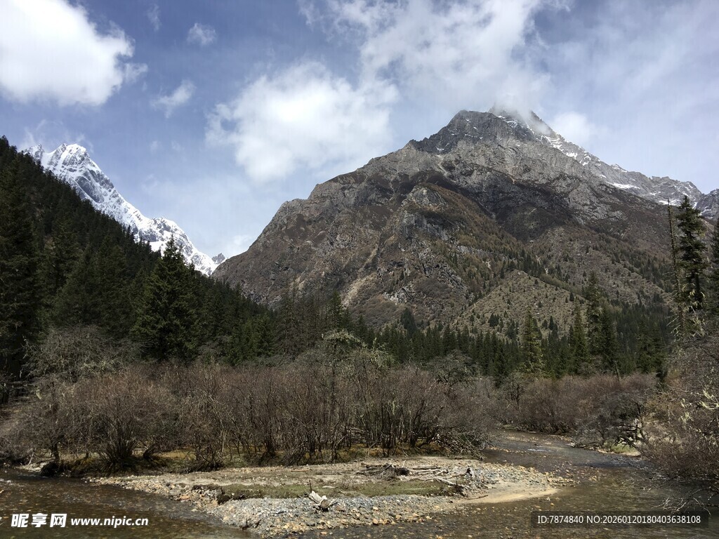 山间河谷壮丽自然风光