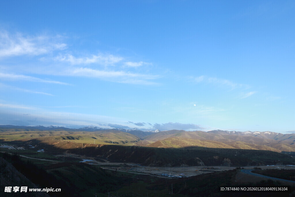 壮丽山野蓝天风景图