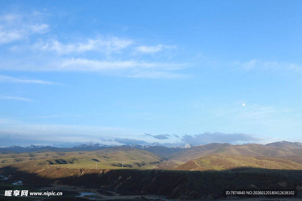 蓝天远山的开阔自然景致