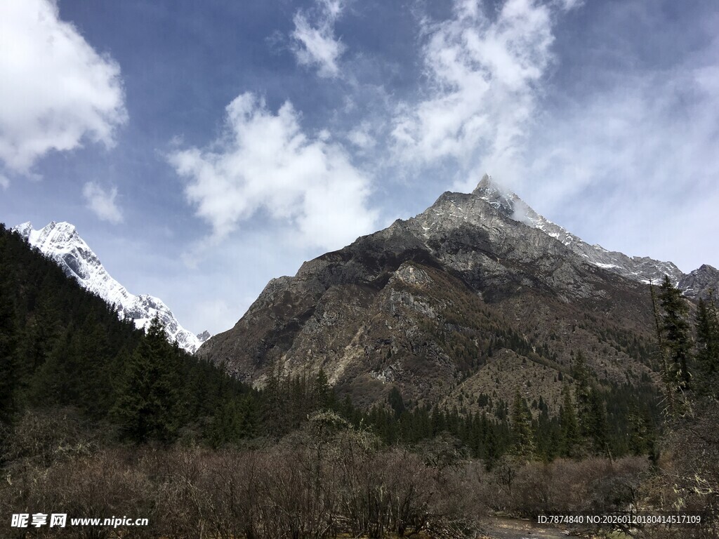 壮丽山景与蓝天白云