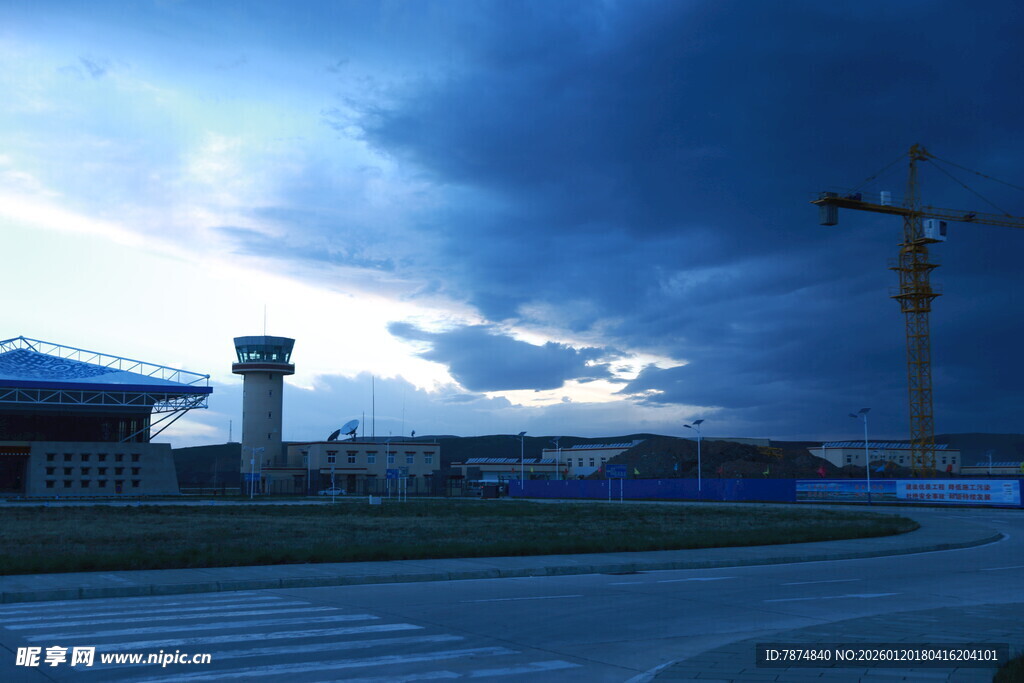 机场暮色中的塔吊与建筑