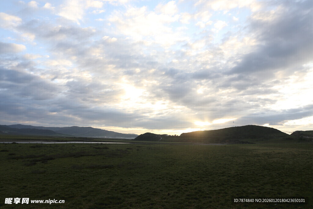 草原日落时分的壮丽天空