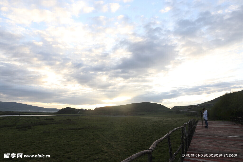 漫步栈道赏自然风光