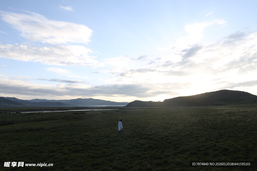 草原上的孤独身影