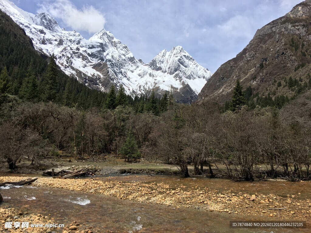 雪山下的开阔山谷风光