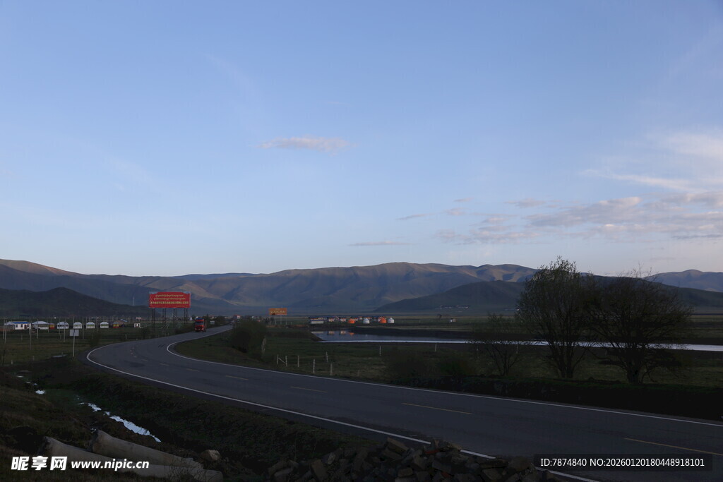 公路旁的开阔风景