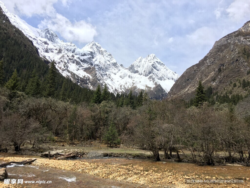 雪山山谷间的自然美景