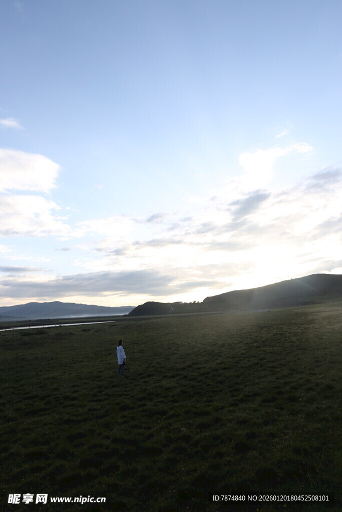 草原远景 一人漫步其间