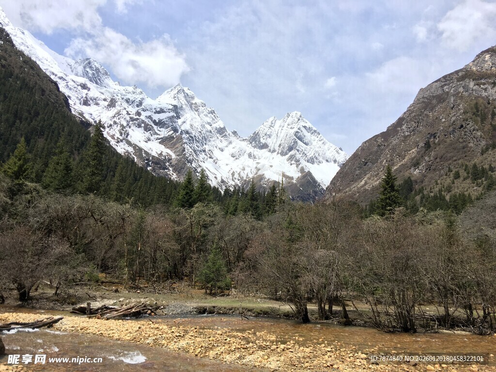雪山下的山谷溪流美景