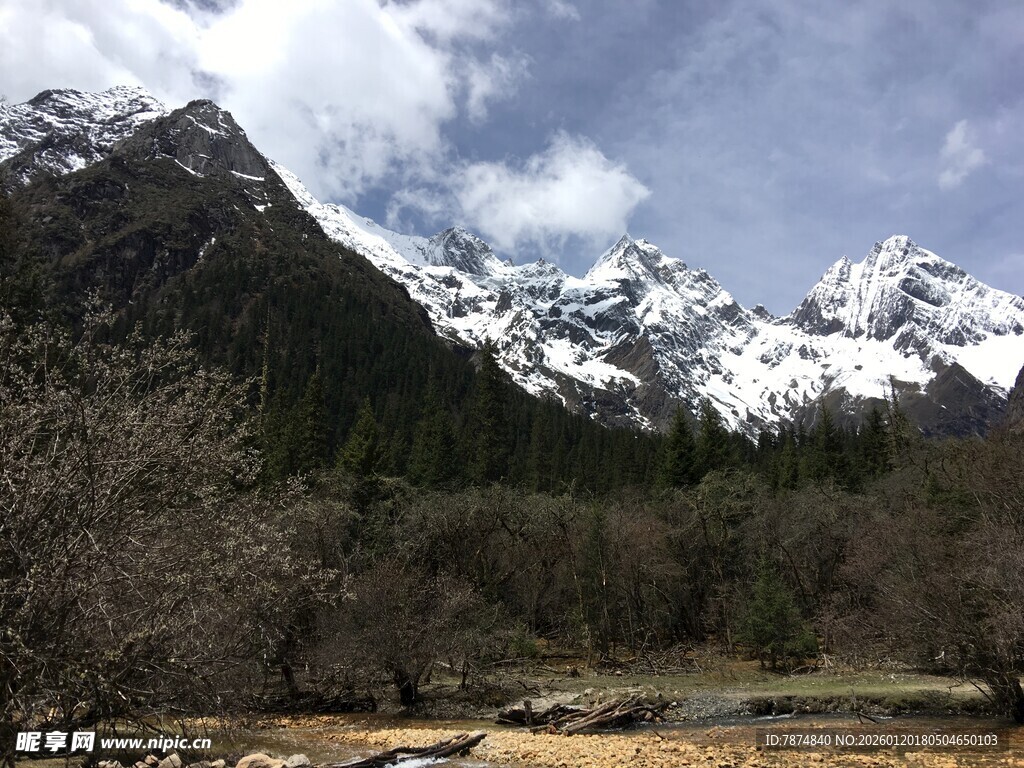 雪山下的自然美景