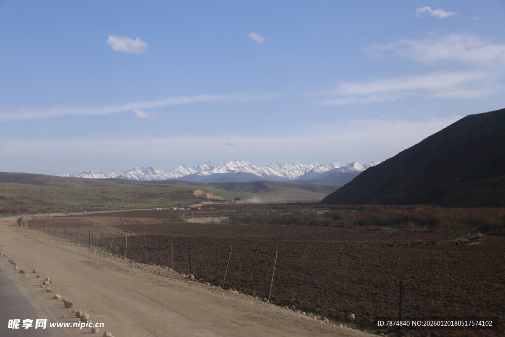 旷野公路 远山蓝天美景