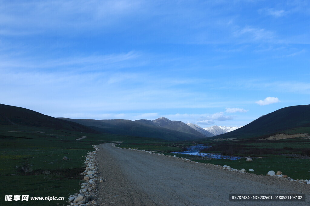 草原公路风景图