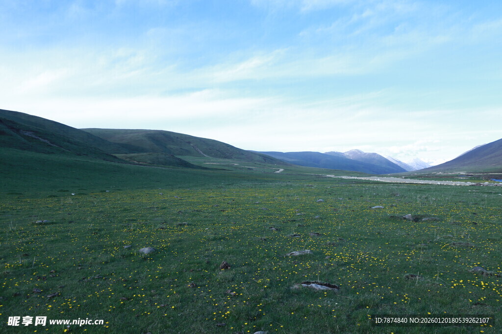 广袤草原与远处山峦风光