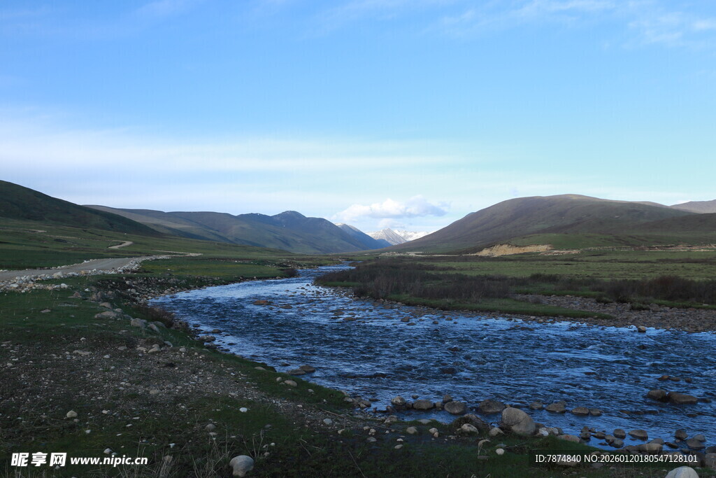 山间溪流蜿蜒于绿野