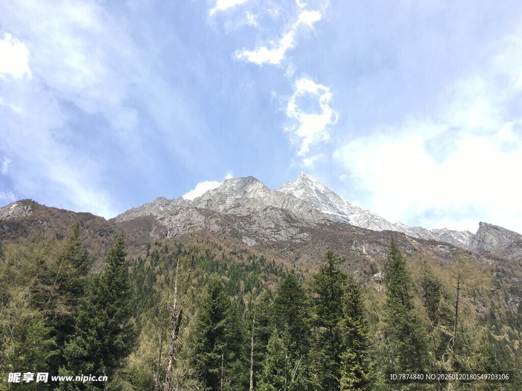山林间的巍峨雪山