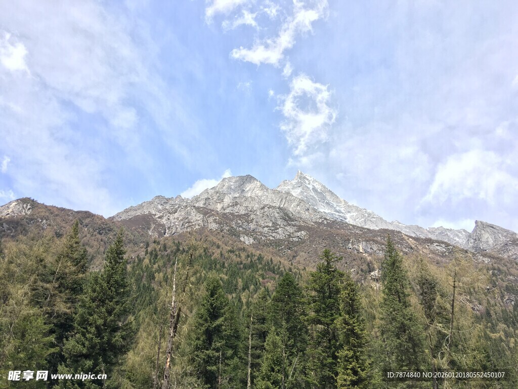 山林间的巍峨雪山