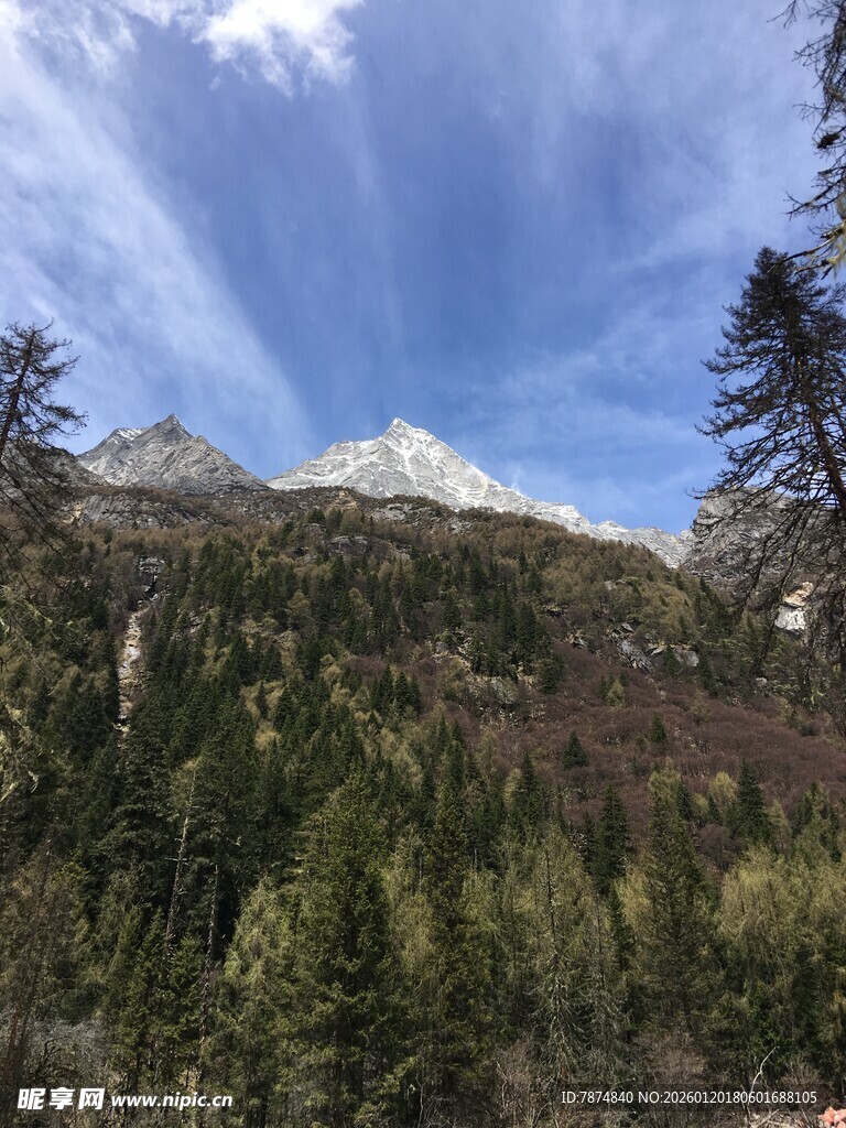 山林间的巍峨雪山景观