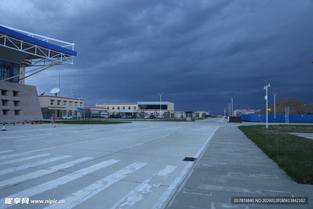 机场跑道外的阴沉天色
