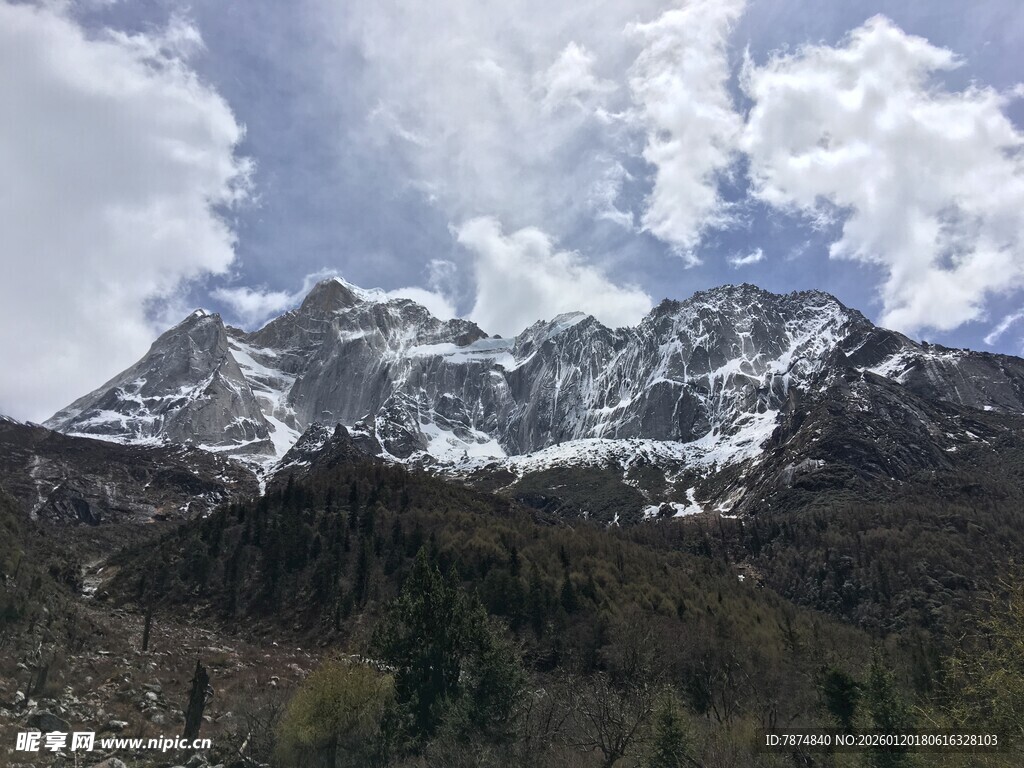 雪山风光 云雾缭绕之景