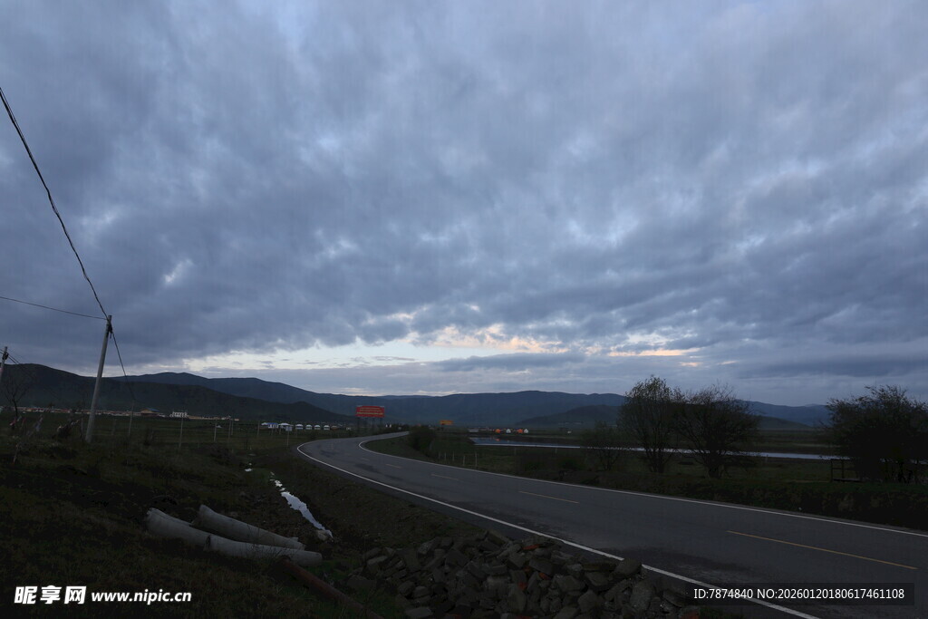 山间公路上的阴沉天空