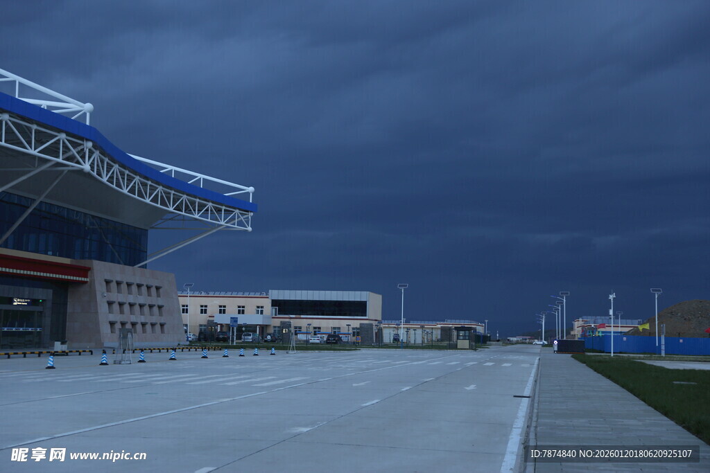 暴风雨前的体育场外景