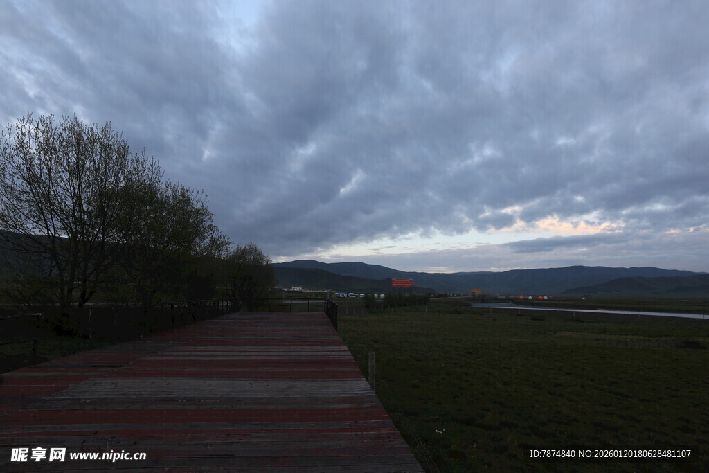 黄昏下的户外步道风景