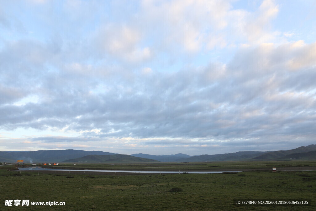 草原上的天空与远处山峦