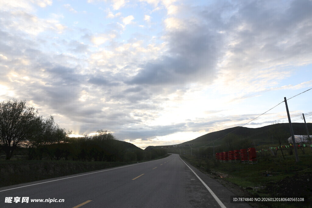 乡村公路的美丽天空景色