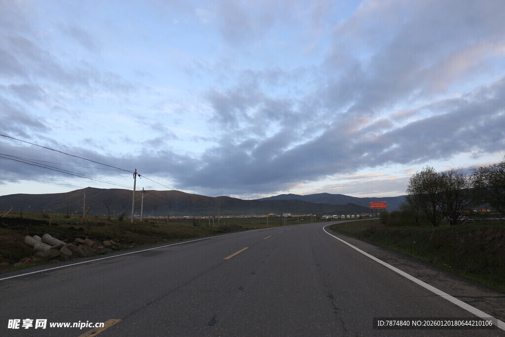 蜿蜒公路与天边云霞