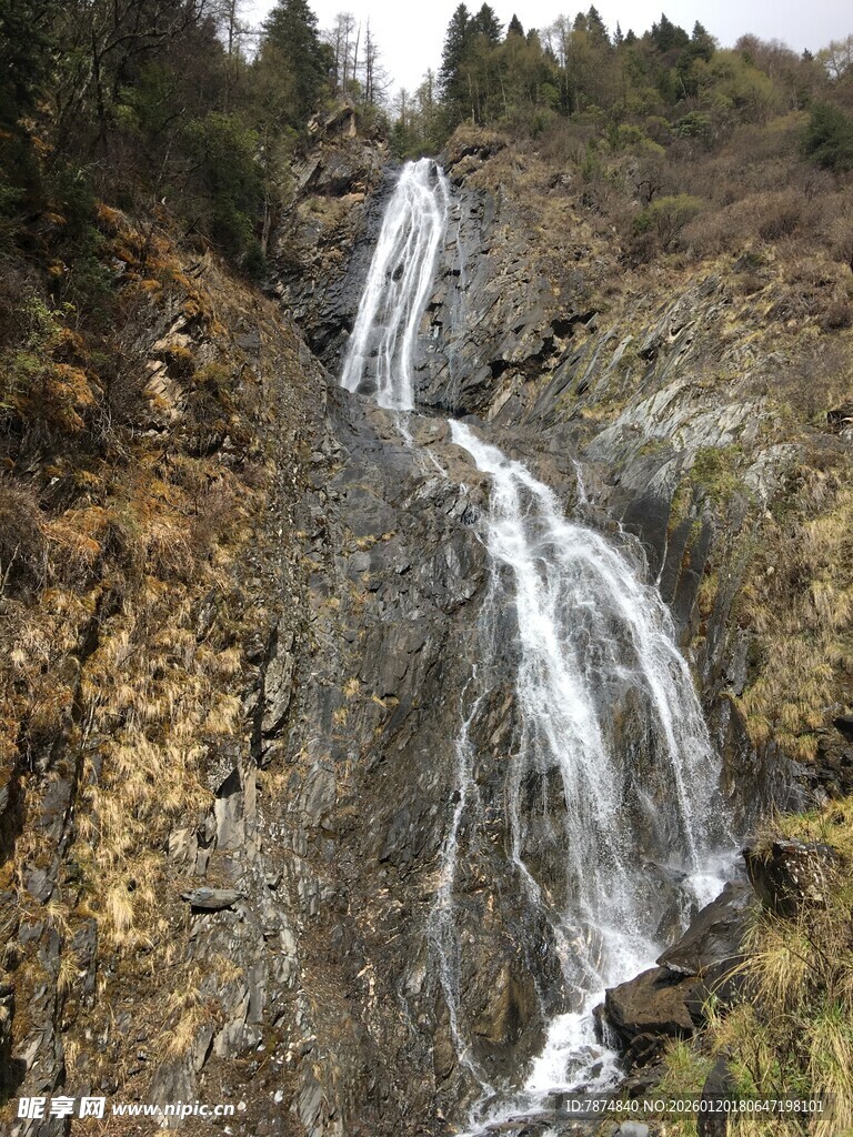 山间壮丽瀑布景观