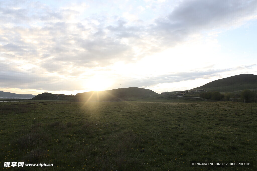 草原上的日出美景