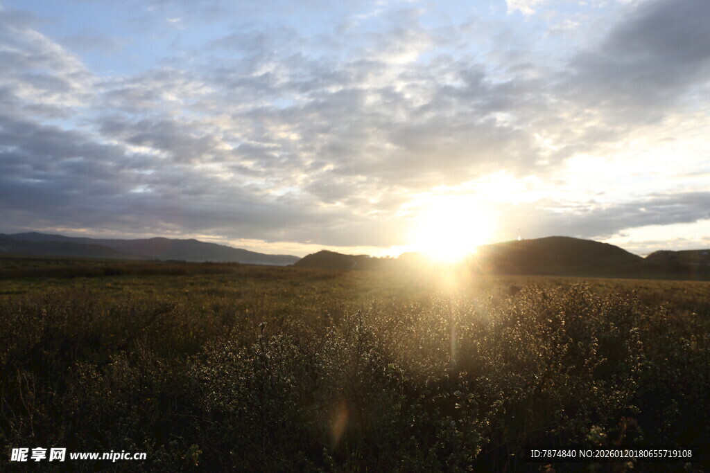 草原日出美景