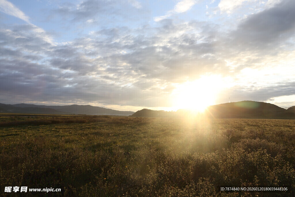 草原日出美景