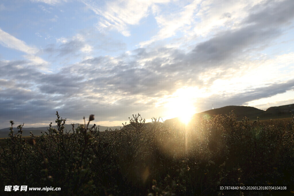 夕阳下的田野与绚烂云彩