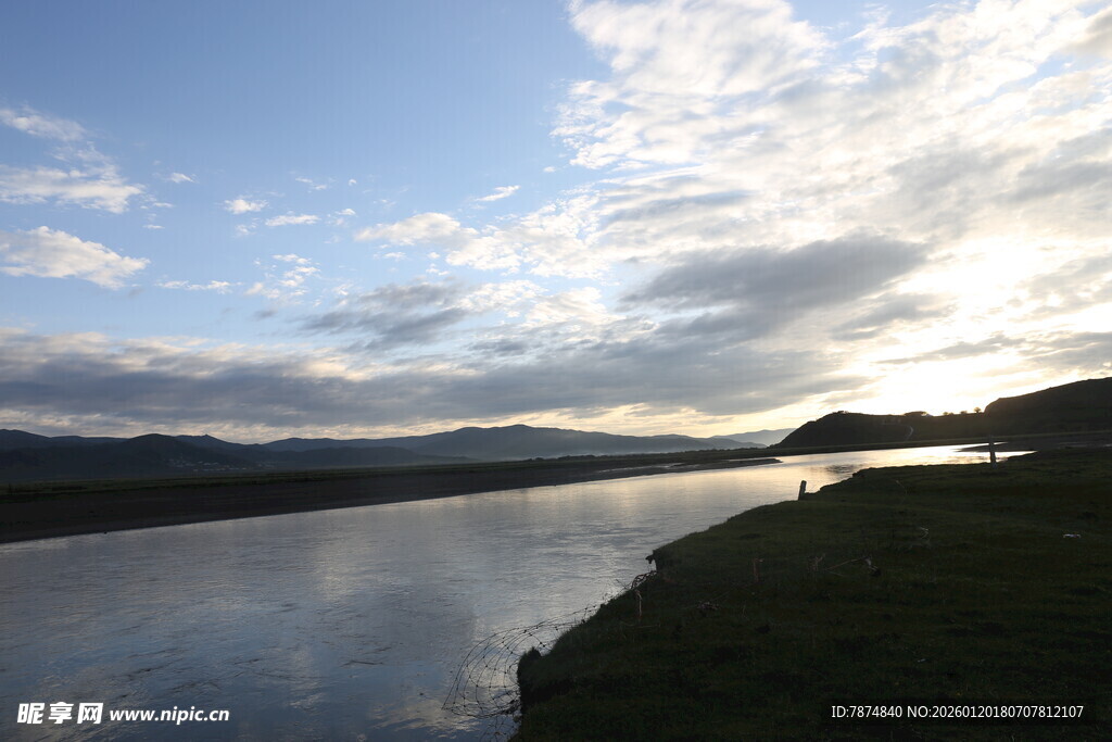 河畔夕阳下的宁静美景