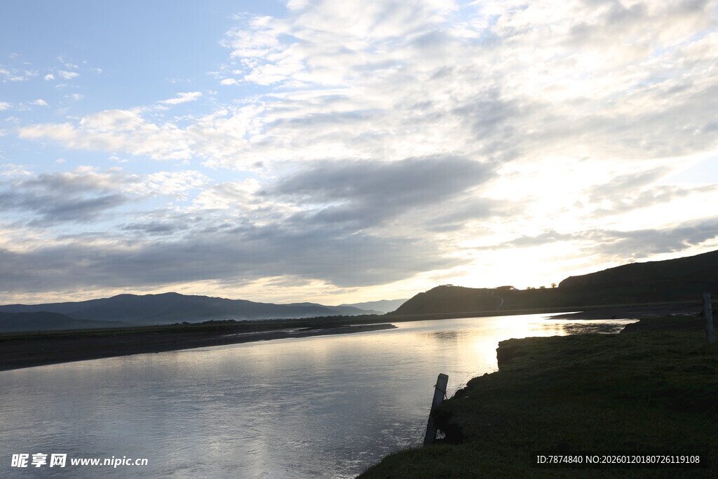 河畔黄昏美景