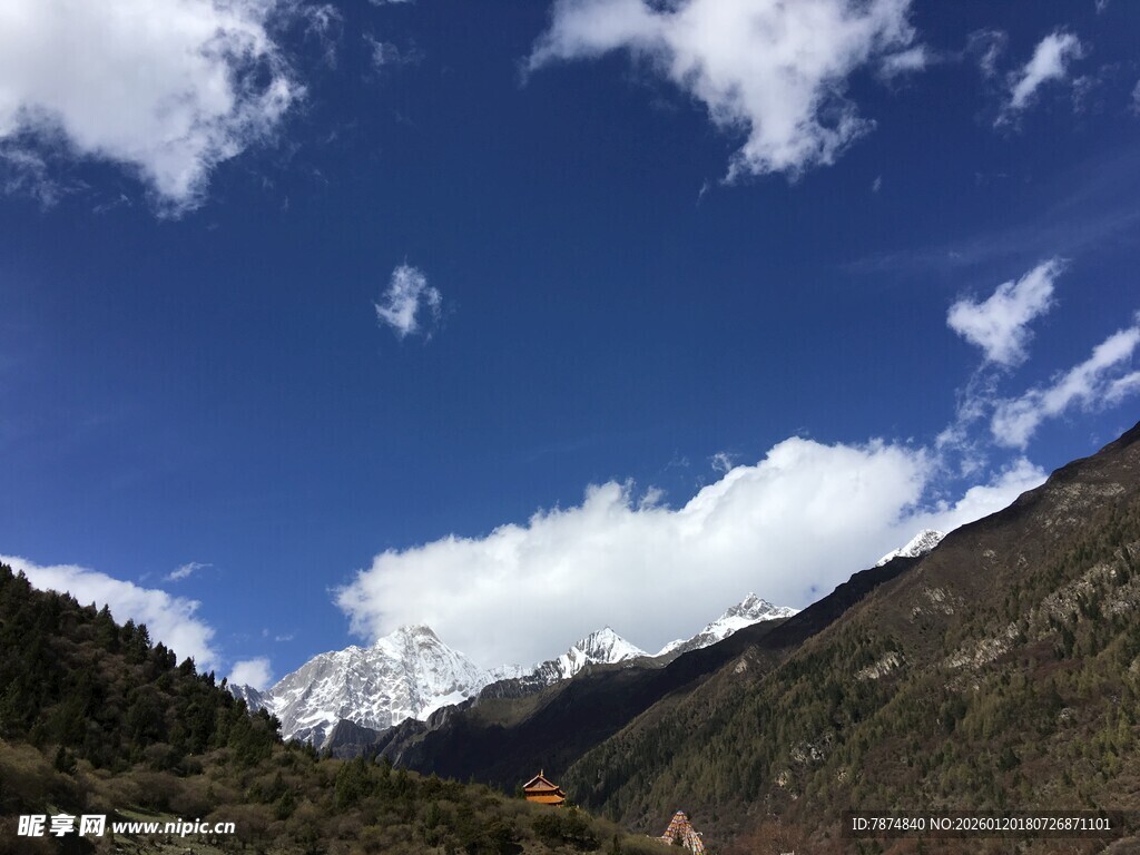 蓝天白云下的壮丽山景