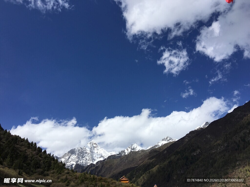 蓝天白云下的壮美山峦