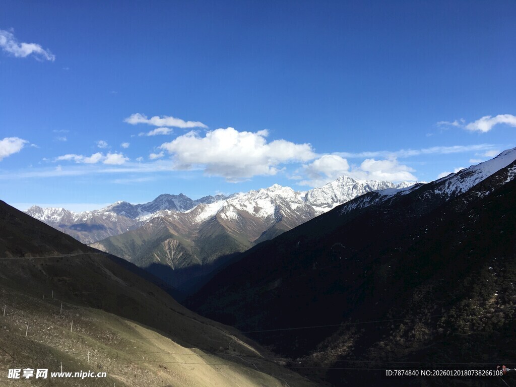 壮丽雪山山谷美景