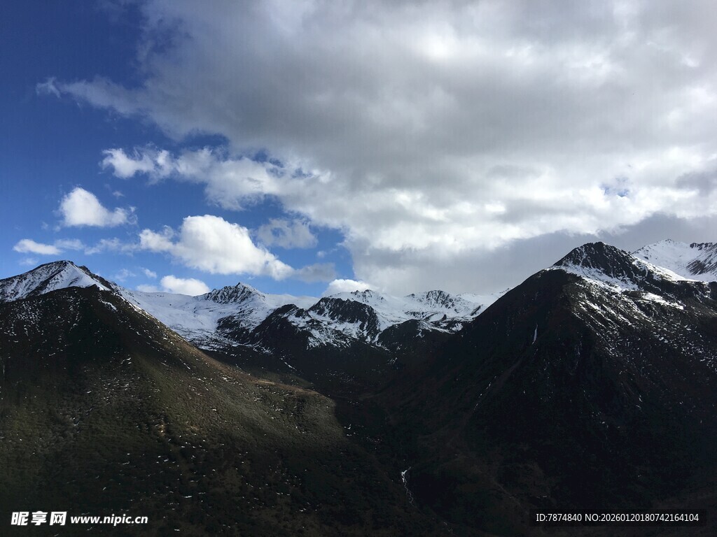 壮丽雪山蓝天白云美景